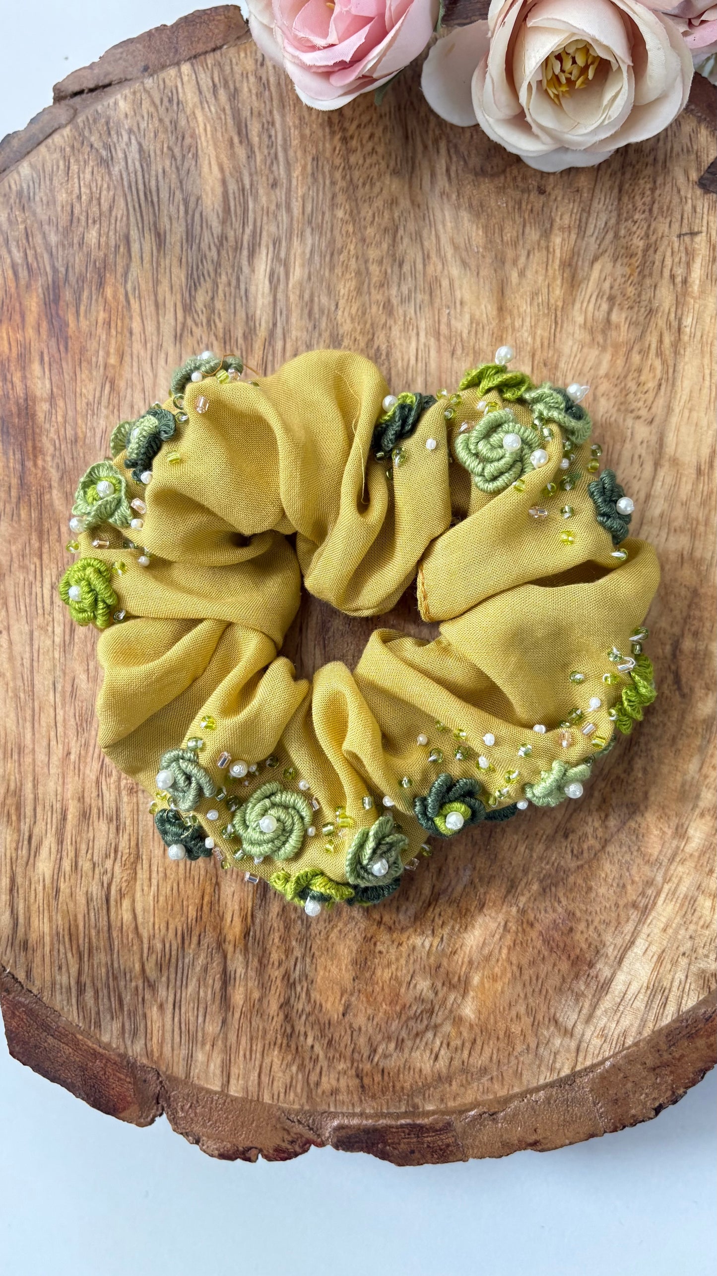 Mustard leafs scrunchies