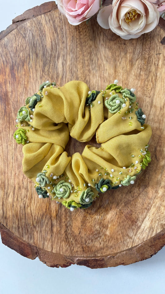 Mustard leafs scrunchies